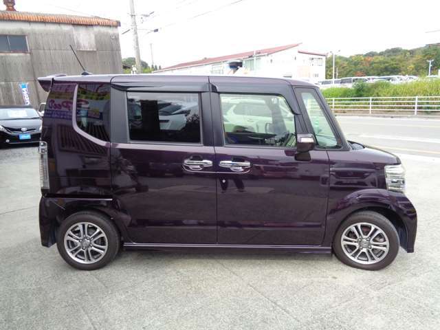 ★Bluetooth★HIDヘッドライト★フォグランプ★オートライト★オートドアミラー★ステアリングリモコン★ハーフシェードガラス★後席格納式サンシェード★スマートキー★バイザー★マット