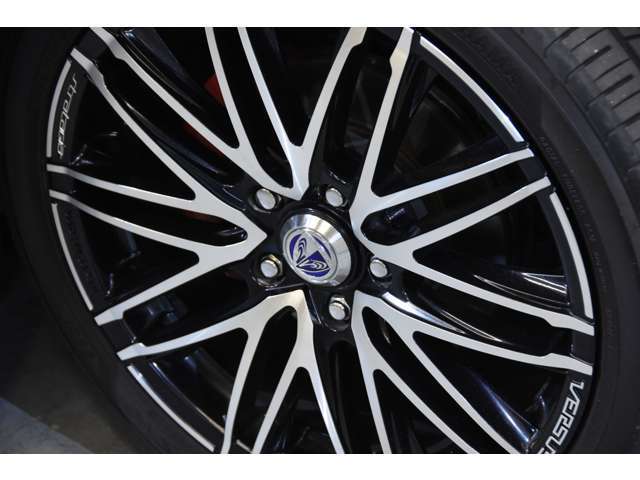 フロントグリルでフロントからのフェイスの印象がガラリと変わりますね！！他車とは違った1台をどうぞ☆