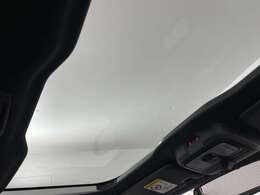 【サンルーフ】開放的な空間でドライブを楽しみませんか？車内には爽やかな風や太陽の穏やかな光が差し込みます☆
