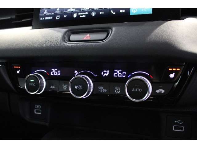 オートエアコンが装備されています！お好みの温度設定をするだけでエアコンの風量やモードの切り替えを自動でコントロールしてくれます！ユーザーの操作が少なく燃費走行にもつながります！
