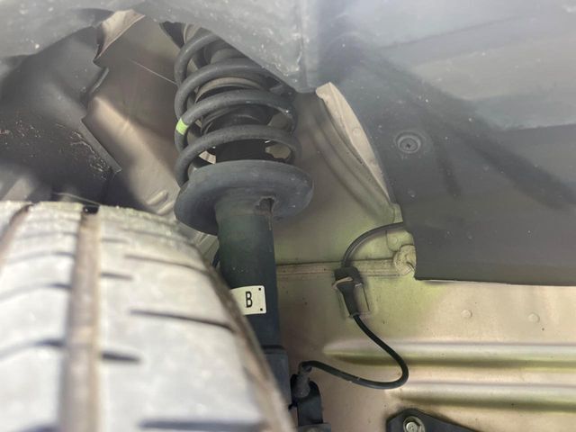 お車を安心してお乗りいただく為には、足回りの定期点検が欠かせません。サービスサポート（有償保証）では無料点検もご提供しており、安心のカーライフをお過ごしいただけるサポート体制が整っています。