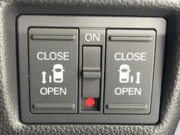 【両側パワースライドドア】スマートキーや運転席のスイッチで後席両側スライドドアの開閉が可能♪電動だから力を入れてドアを開ける必要が無く、小さなお子様でも簡単に開け閉めでき快適です♪