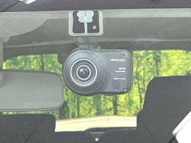 【ドライブレコーダー】安心・安全なカーライフに必須のドライブレコーダーを装備！走行中はもちろん、あおり運転や事故に遭遇した際の状況も映像で記録し、万一のリスクに備えます。