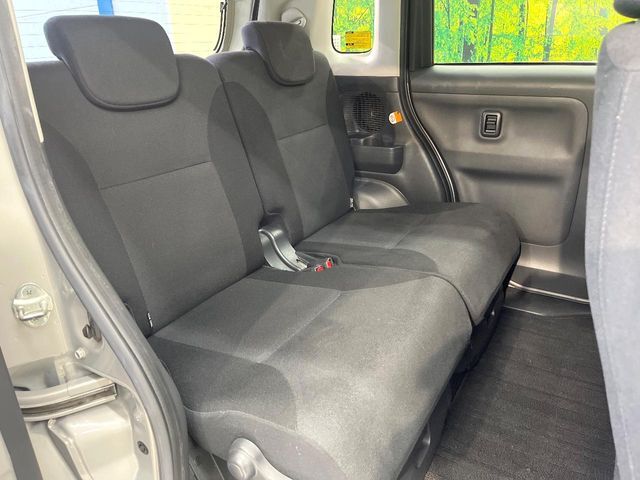 後部座席も気になるようなキズ・汚れやへたり等、大きなダメージはなく、良好な状態です。