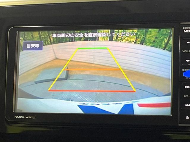 【バックカメラ】駐車時に後方がリアルタイム映像で確認できます。大型商業施設や立体駐車場での駐車時や、夜間のバック時に大活躍！運転スキルに関わらず、今や必須となった装備のひとつです！