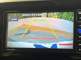 【バックカメラ】駐車時に後方がリアルタイム映像で確認できます。大型商業施設や立体駐車場での駐車時や、夜間のバック時に大活躍！運転スキルに関わらず、今や必須となった装備のひとつです！