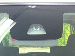 【スマートアシスト】走行中に前方の車両等を認識し、衝突しそうな時は警報とブレーキで衝突回避と被害軽減をアシスト。より安全にドライブをお楽しみいただけます。