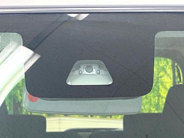 【スマートアシスト】走行中に前方の車両等を認識し、衝突しそうな時は警報とブレーキで衝突回避と被害軽減をアシスト。より安全にドライブをお楽しみいただけます。