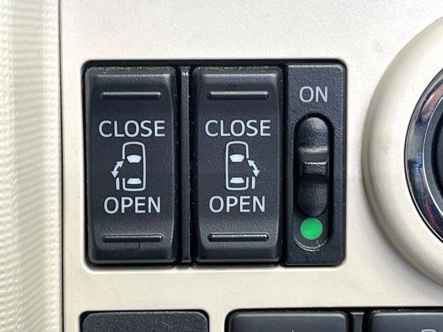 【両側パワースライドドア】スマートキーや運転席のスイッチで後席両側スライドドアの開閉が可能♪電動だから力を入れてドアを開ける必要が無く、小さなお子様でも簡単に開け閉めでき快適です♪