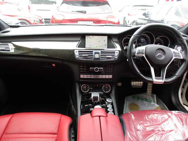 かっこいい赤内装　スポーツシート　シートベンチレーター