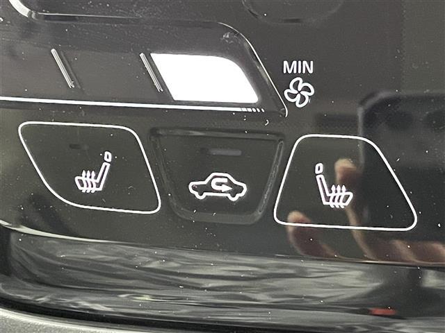 【シートヒーター】シートを温めてくれる暖房機器です！長時間座っていると負担が掛かりやすい背中や腰、または冬場などの寒い日に冷えやすい脚部に快適なぬくもりを伝えます。