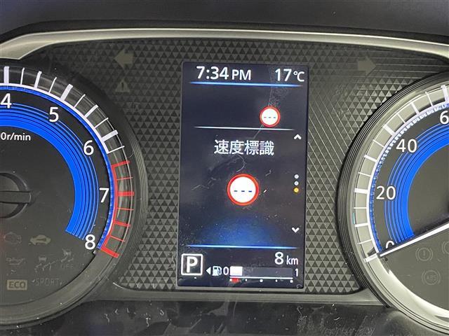 【標識検知機能（TSR）】ウィンドシールド上部にあるフロントカメラにより標識を検知し、マルチインフォメーションディスプレイに表示します。機能には限界があるためご注意ください。