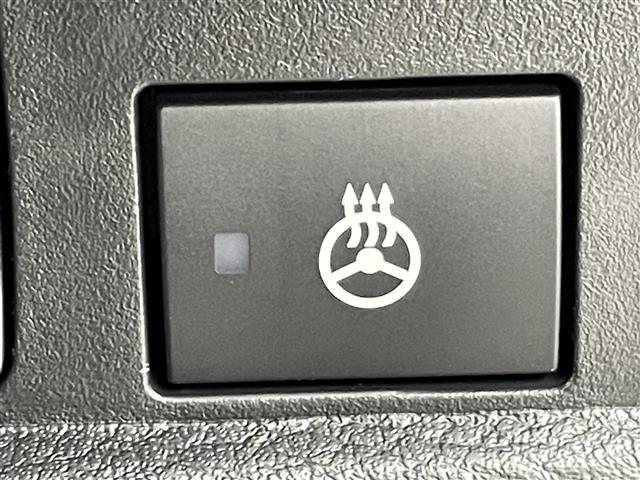 【ステアリングヒーター】冬場の寒い日に手がかじかみながら運転するのはツライですよね。でも、これがあれば安心です！ハンドルのグリップ部がじわっと暖かくなって心までポカポカします。