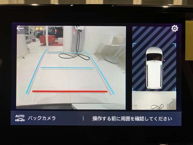 【バックカメラ】運転席から画面上で安全確認ができます。駐車が苦手な方にもオススメな便利機能です。