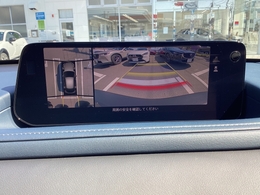 360°ビュー装備です。狭い場所での車庫入れや切り替えしの時など目で見て確認できるので便利ですね。