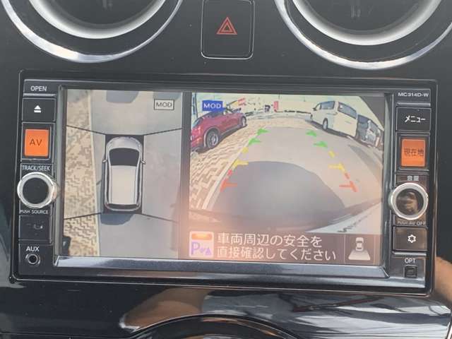 【全周囲カメラ】クルマの真上から見ているかのような映像が見れるので、駐車が苦手な方には特にうれしい装備です♪