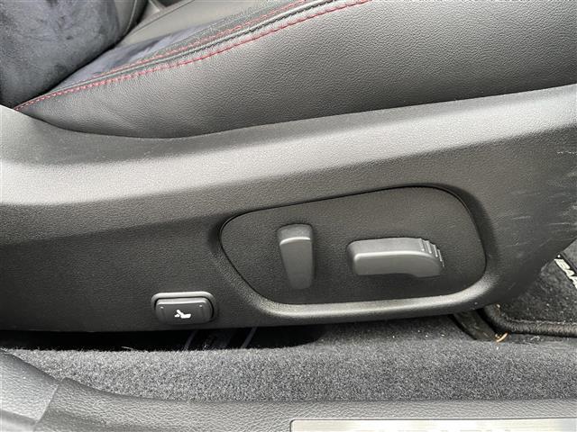 【運転席】座り心地が良いシートなので長時間の運転でも快適にお過ごしいただけます。新品のフロアマットのご注文も可能です。掲載箇所以外にご希望の写真がございましたらお気軽にお問い合わせ下さい。