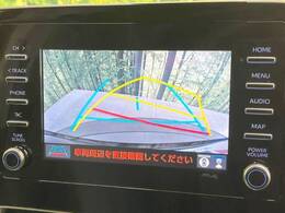 【バックカメラ】駐車時に後方がリアルタイム映像で確認できます。大型商業施設や立体駐車場での駐車時や、夜間のバック時に大活躍！運転スキルに関わらず、今や必須となった装備のひとつです！