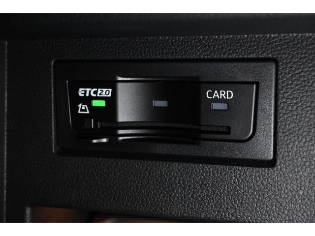 ETC2.0対応車載器。全国の高速道路に設置されたITSスポットとの高速・大容量（ETCの4倍）、双方向通信で、世界初の路車協調システムによる運転支援サービスを受けることができます。