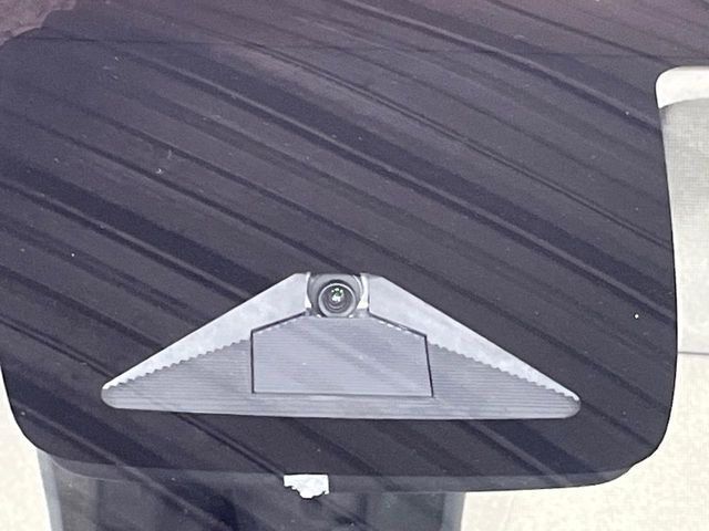 【ホンダセンシング】走行中に前方の車両等を認識し、衝突しそうな時は警報とブレーキで衝突回避と被害軽減をアシスト。より安全にドライブをお楽しみいただけます。