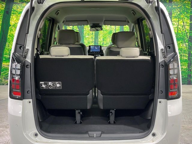 普段のお買い物や通勤、送迎等に十分な荷室スペースを確保しております。サードシートを倒すと、大きな荷物の積載も可能です♪