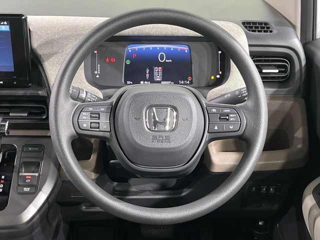 インテリアに合わせたデザインのステアリングは、運転される方のことも考え、運転しやすい形状、大きさです。是非一度、実際に触ってお確かめください。