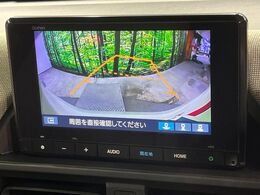 【バックカメラ】駐車時に後方がリアルタイム映像で確認できます。大型商業施設や立体駐車場での駐車時や、夜間のバック時に大活躍！運転スキルに関わらず、今や必須となった装備のひとつです！