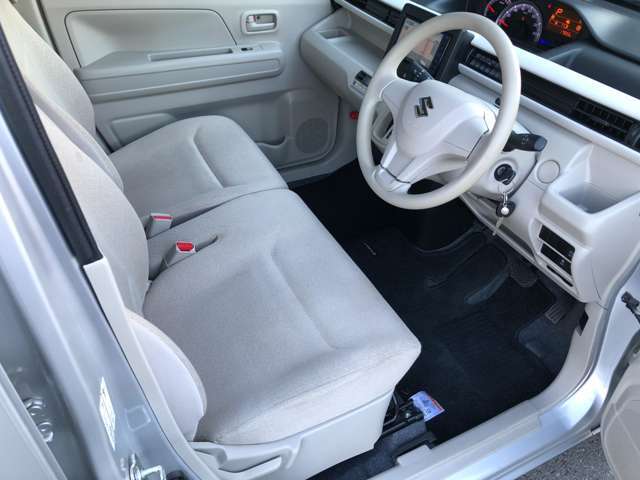 シートは触り心地、座り心地ともに上質な仕上がり。遠方への長距離ドライブでも疲れにくく、快適なドライブを楽しめます。