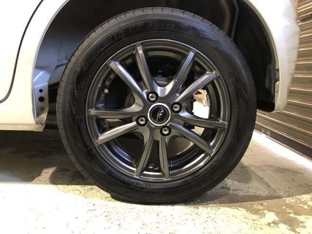 ホイールだけでも車のイメージがかなり変わりますね。