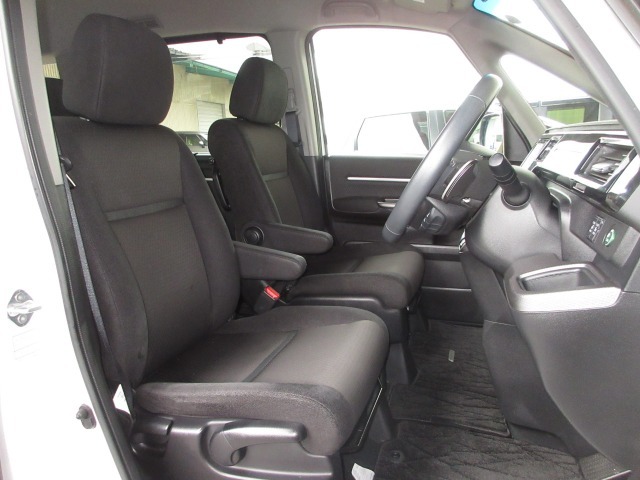 運転席には高さ調整ができる『シートハイトアジャスター機能』が付いています！これなら小柄な方にも大柄な方にも自分にぴったりの運転姿勢がとれますね～！