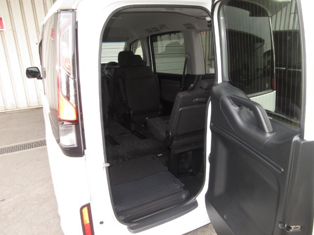 テールゲートが入口になることで、3列目へのアクセスが驚くほど簡単に。空間全体がさらに活用できるようになりました。お子さまや年配の方も乗りこみやすい低いステップ高、乗り降りするほど実感できる便利さです。