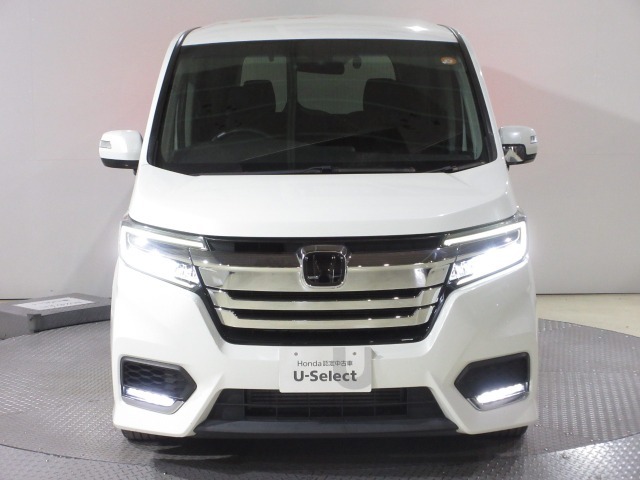 ハロゲンより明るく、より遠くまでさらなる安心感のあるLEDヘッドライトを採用。照射軸の上下方向を自動調整するオートレベリング機構、点灯忘れも防止できるオートライトコントロール機構付きです。