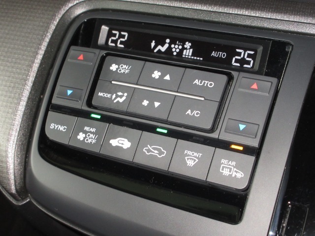 エアコンはオートエアコンでお好みの温度調整が出来、オールシーズン快適にドライブできます！リア席はプライバシーガラスで夏も涼しく過ごせます！