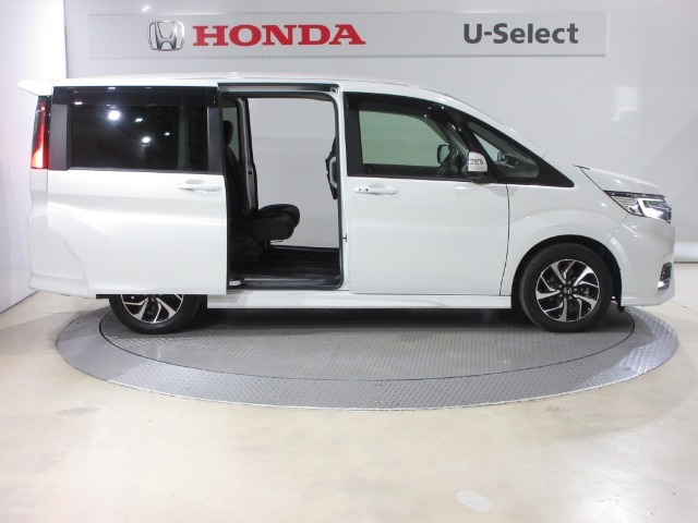 ハンドグリップ付両側電動パワースライドドアがついております。ご年配の方や小さいお子さんの乗り降りも楽々ですね。万が一ドアに手を挟んでしまっても、挟み込み防止機構が付いていて安心です！