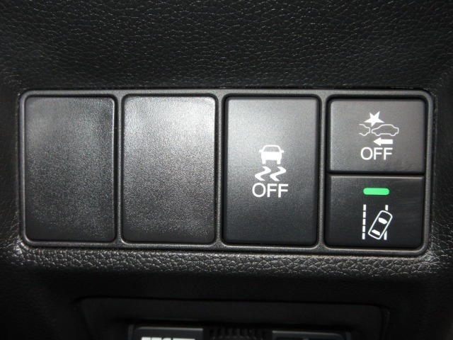 レーザーを照射しカメラで前走車等を検知し衝突の回避・軽減を図るホンダセンシングとVSA（車両挙動安定化制御システム）走る・曲がる・止まるの全領域で安定性を確保するためのシステム装備。安心ですね！