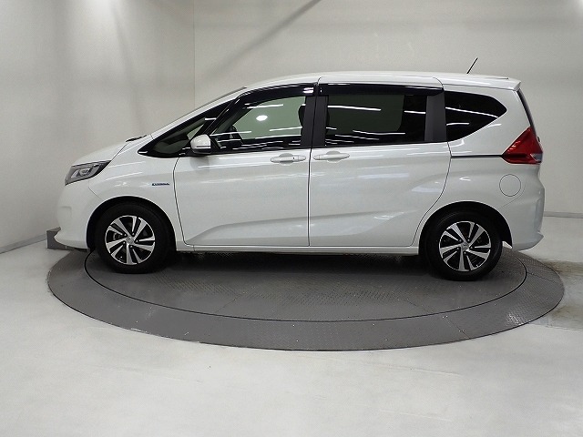 3列シート車なのに大きすぎず運転しやすいコンパクトサイズ。細道や狭い駐車場でも運転ラクラク。平日の買物や送り迎えなどで、女性にもムリなく使えるサイズです！