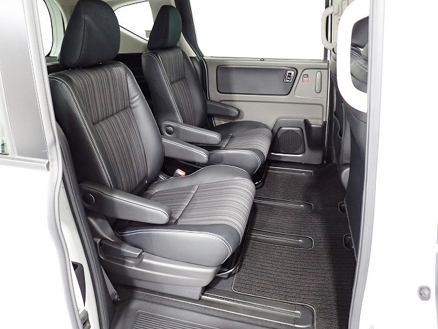 2列目シートは広く使えるタンブルシート。3名乗車も可能ですが、2名の時にはセンターの大型のアームレストを使用してゆったりとくつろげるのでとても快適です。
