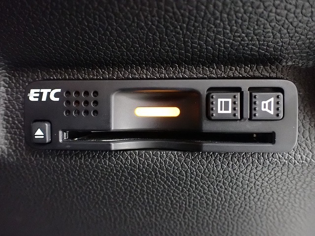 デザインスッキリのビルトイン『ETC』！高速道路の特典はもちろん、キャッシュレスなので料金所では徐行するだけで通過可能です！