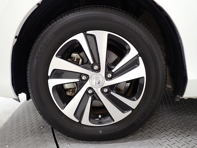アルミホイールは安心のホンダ純正！車のデザインにもマッチしています。