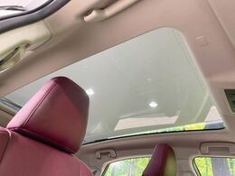 【ガラスルーフ】ガラスルーフ搭載で車内の解放感が一気にアップ！開放的なドライブをお楽しみいただけます。