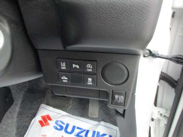 運転席ハンドル周りのボタン類。アイドリングストップ搭載、セーフティーサポートシステムのOFFボタンなどがございます