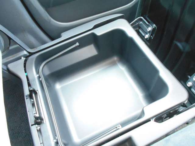 助手席下に収納BOX！
