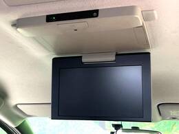 【フリップダウンモニター】大画面モニターで後席でもエンタメをお楽しみいただけます。小さなお子様にも大人気の装備です♪