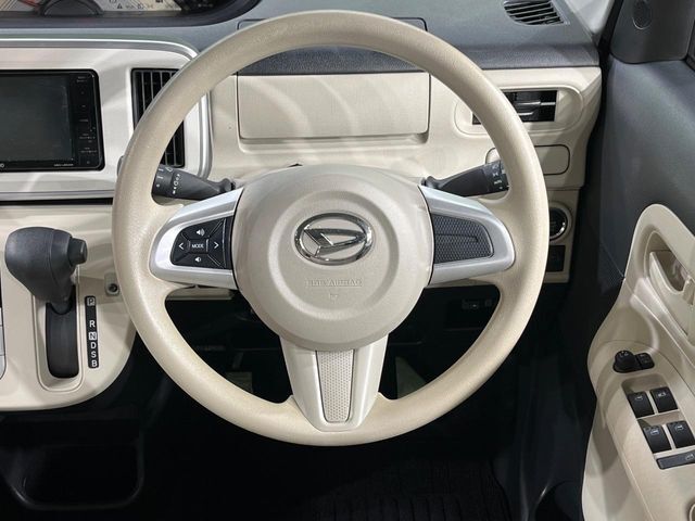 インテリアに合わせたデザインのステアリングは、運転される方のことも考え、運転しやすい形状、大きさです。是非一度、実際に触ってお確かめください。