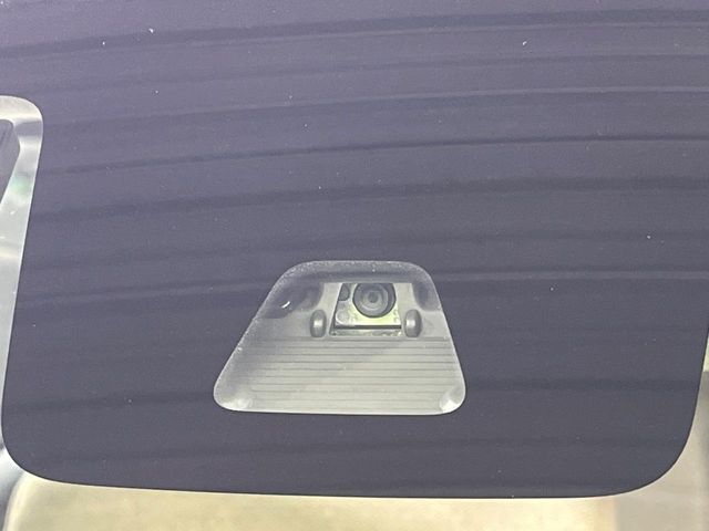 【スマートアシスト】走行中に前方の車両等を認識し、衝突しそうな時は警報とブレーキで衝突回避と被害軽減をアシスト。より安全にドライブをお楽しみいただけます。