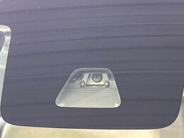 【スマートアシスト】走行中に前方の車両等を認識し、衝突しそうな時は警報とブレーキで衝突回避と被害軽減をアシスト。より安全にドライブをお楽しみいただけます。