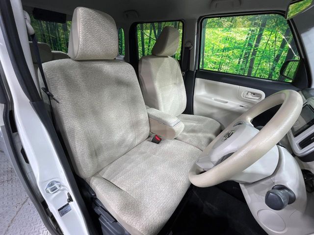 運転席まわりには十分なスペースがあり、大柄な方でもゆったり運転していただける環境です。