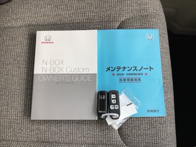 メンテナンスノート【整備記録簿】、取説も揃ってます。スマートキーはバッグなどにしまったままボタン操作でエンジンの始動・停止ができて大変便利です。