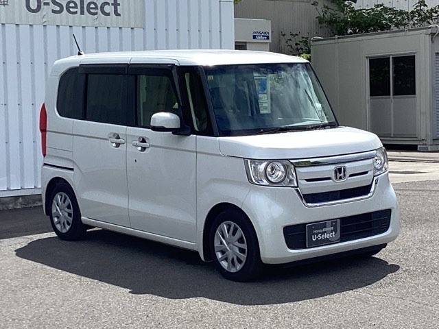LEDヘッドライトを装備しています。LEDヘッドライトはとても明るく、雨の日や夜間走行も安全・安心です。オートライトコントロール付きで周囲の明るさに応じて自動で点灯・消灯します。