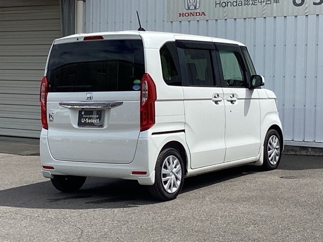 バックカメラが付いているのでバックでの車庫入れも安心です。